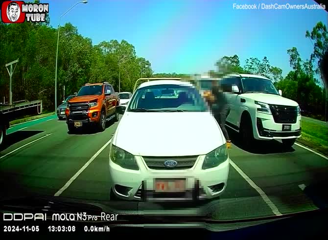 Video :Intense fight between two males in the middle of a traffic gridlock in Brisbane